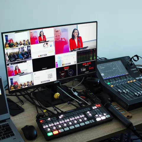 Imagen de presentación de la FP Imagen y Sonido en la que se observa una persona trabajando en un ordenador produciendo contenido audiovisual